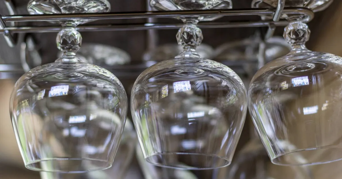 Verres à vin suspendus au-dessus d'un comptoir